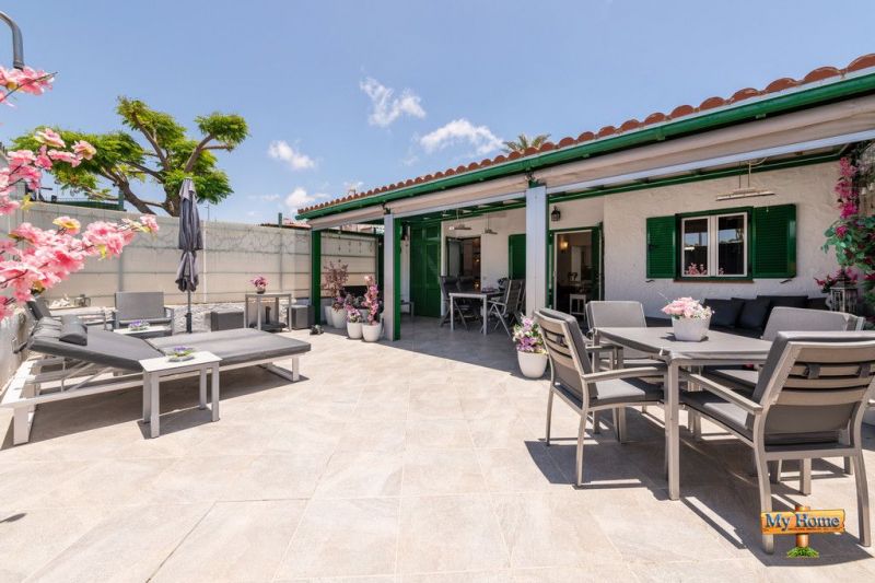 Incredible large plot with direct entrance from the street 